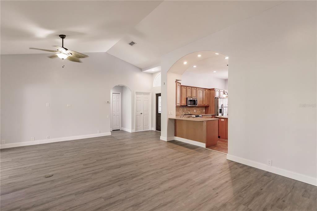 Activo con contrato: $319,900 (4 camas, 3 baños, 1850 Pies cuadrados)