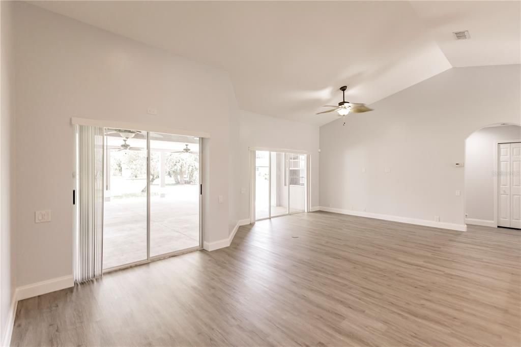 Activo con contrato: $319,900 (4 camas, 3 baños, 1850 Pies cuadrados)