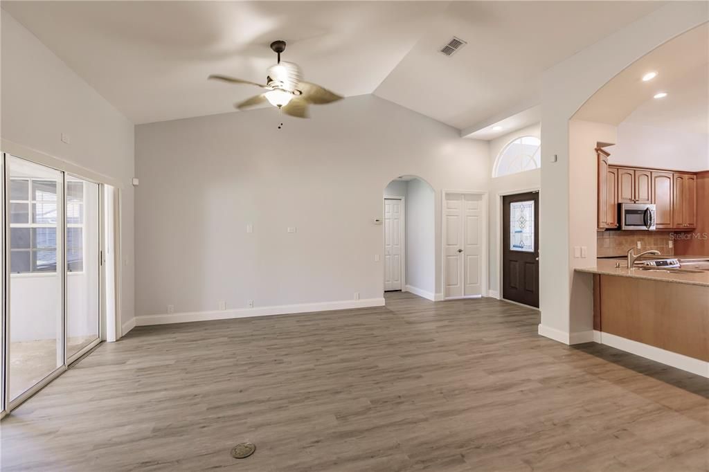 Activo con contrato: $319,900 (4 camas, 3 baños, 1850 Pies cuadrados)