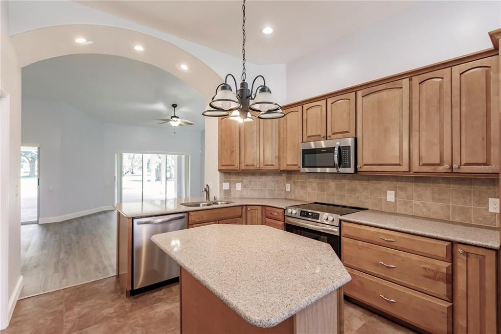 Activo con contrato: $319,900 (4 camas, 3 baños, 1850 Pies cuadrados)