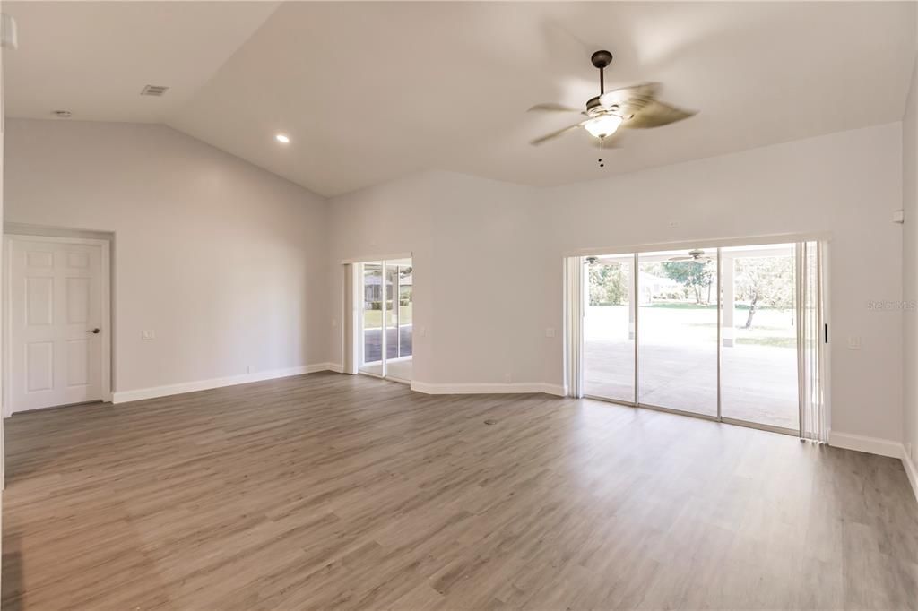 Activo con contrato: $319,900 (4 camas, 3 baños, 1850 Pies cuadrados)