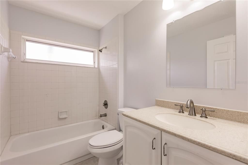 Activo con contrato: $319,900 (4 camas, 3 baños, 1850 Pies cuadrados)