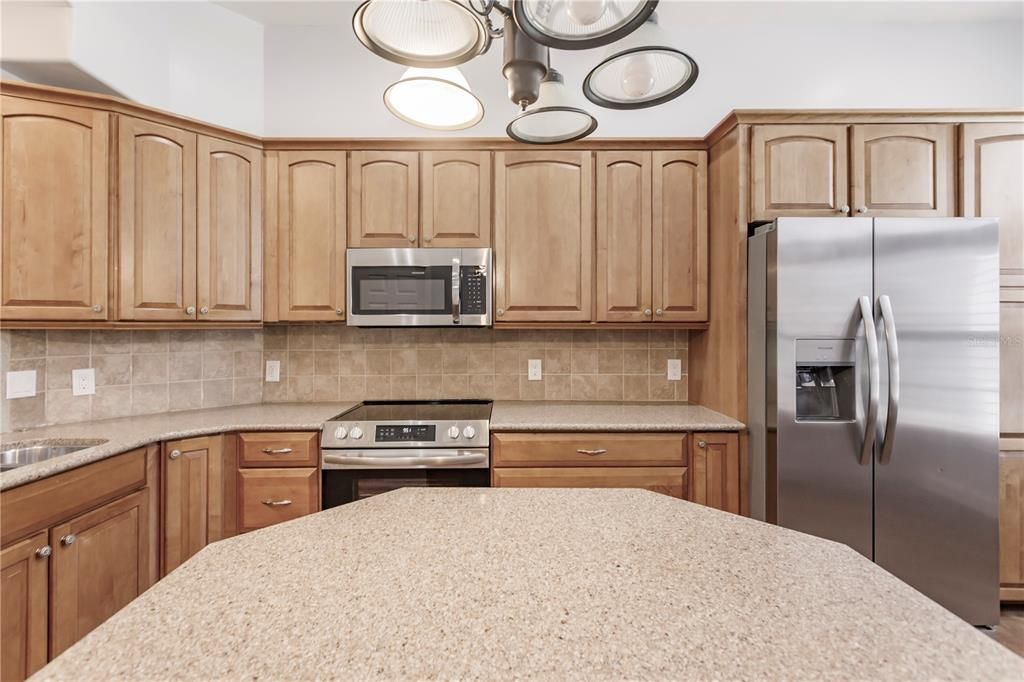 Activo con contrato: $319,900 (4 camas, 3 baños, 1850 Pies cuadrados)