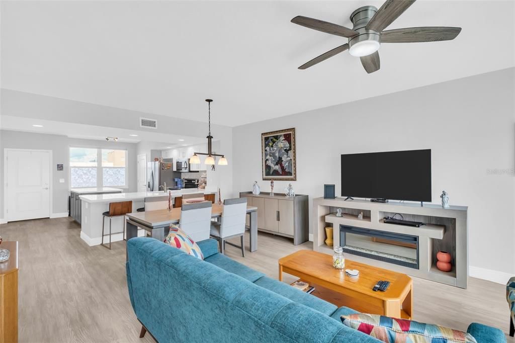 待售: $395,000 (2 贝兹, 2 浴室, 1324 平方英尺)