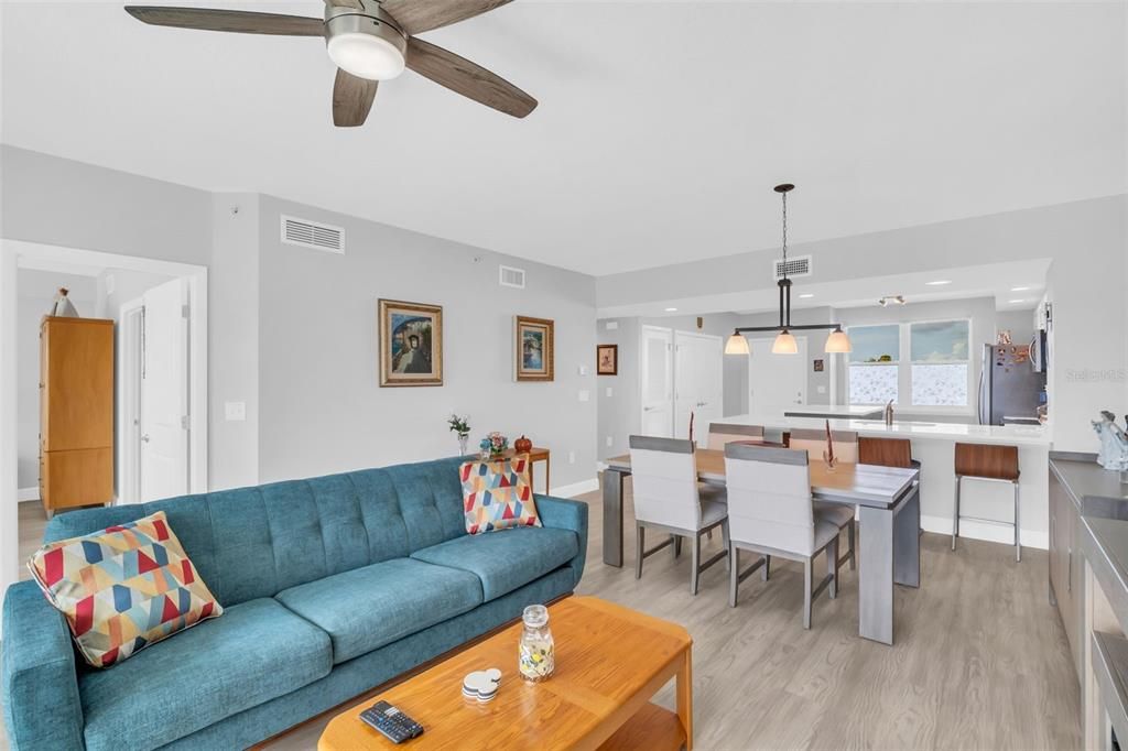 待售: $395,000 (2 贝兹, 2 浴室, 1324 平方英尺)