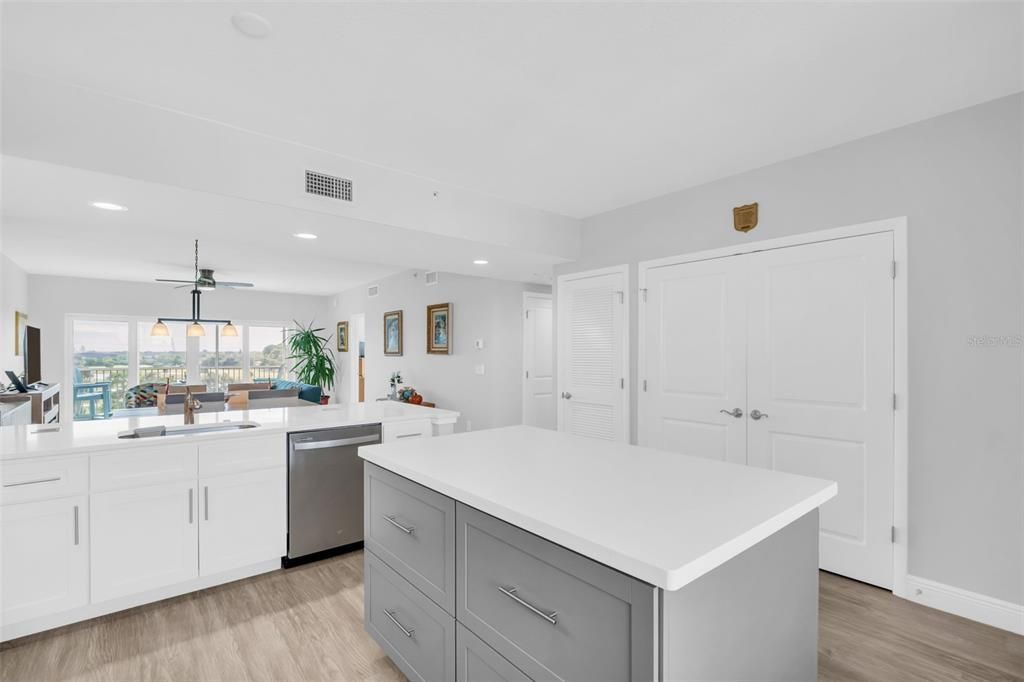 待售: $395,000 (2 贝兹, 2 浴室, 1324 平方英尺)