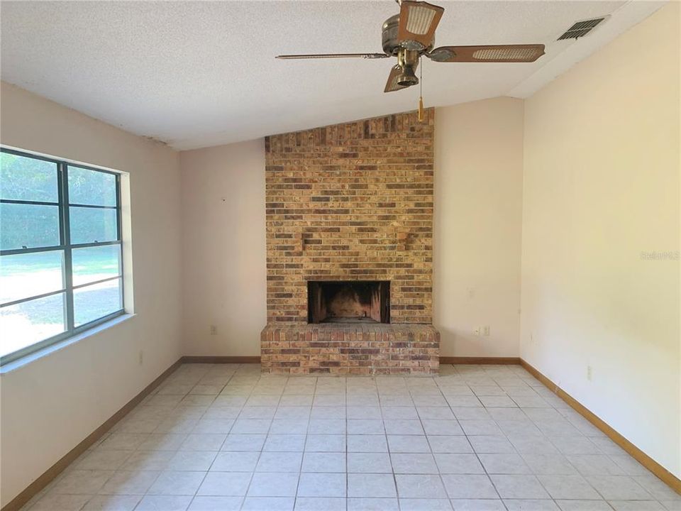 合同活跃: $196,900 (3 贝兹, 2 浴室, 1578 平方英尺)