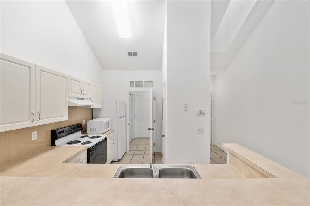 На продажу: $209,999 (2 спален, 2 ванн, 1293 Квадратных фут)