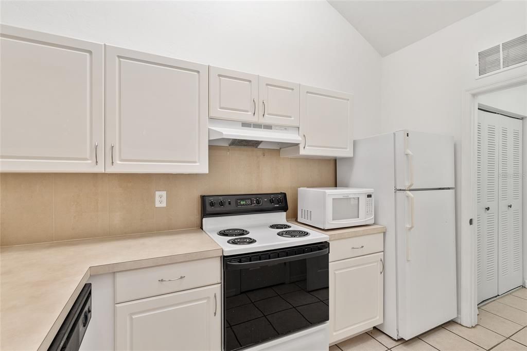 На продажу: $209,999 (2 спален, 2 ванн, 1293 Квадратных фут)