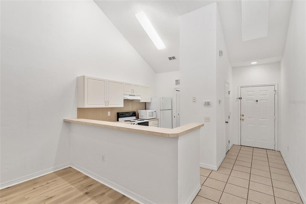 На продажу: $209,999 (2 спален, 2 ванн, 1293 Квадратных фут)