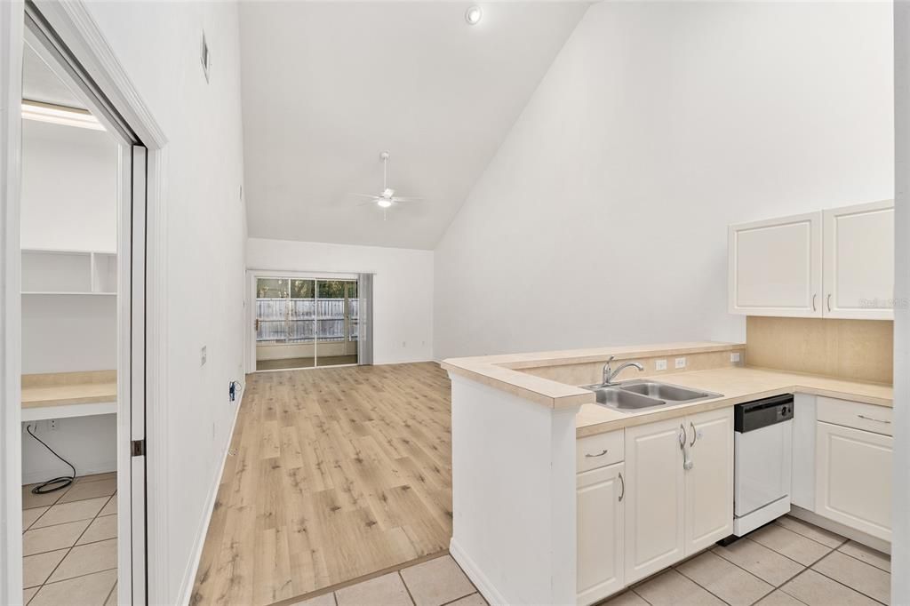 На продажу: $209,999 (2 спален, 2 ванн, 1293 Квадратных фут)