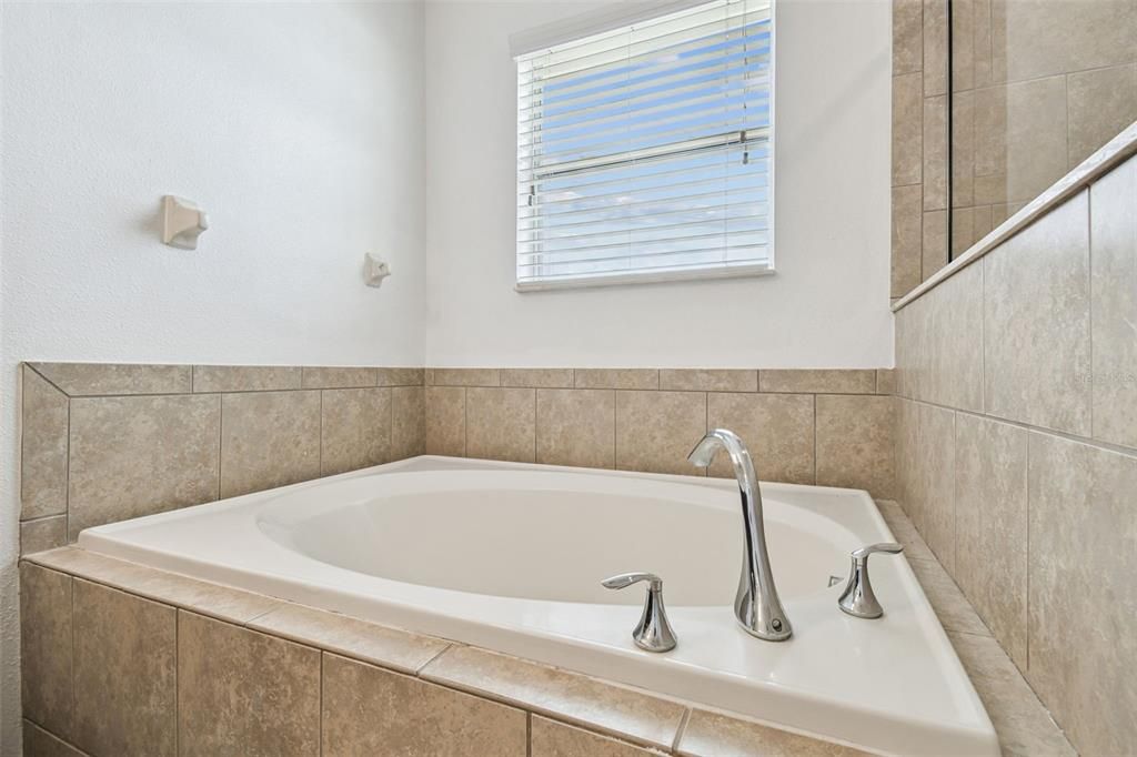 For Rent: $3,400 (6 beds, 3 baths, 3009 Square Feet)