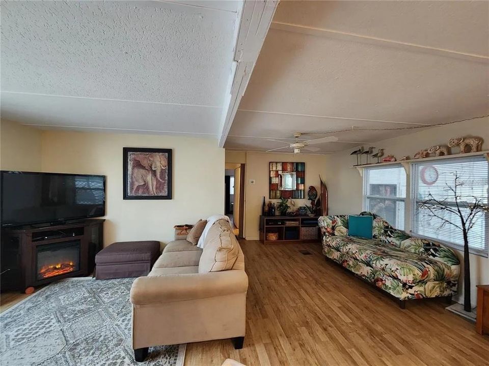 待售: $199,900 (2 贝兹, 2 浴室, 920 平方英尺)