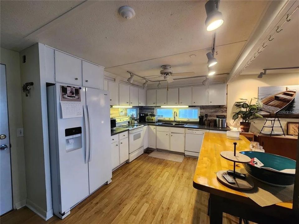 待售: $199,900 (2 贝兹, 2 浴室, 920 平方英尺)