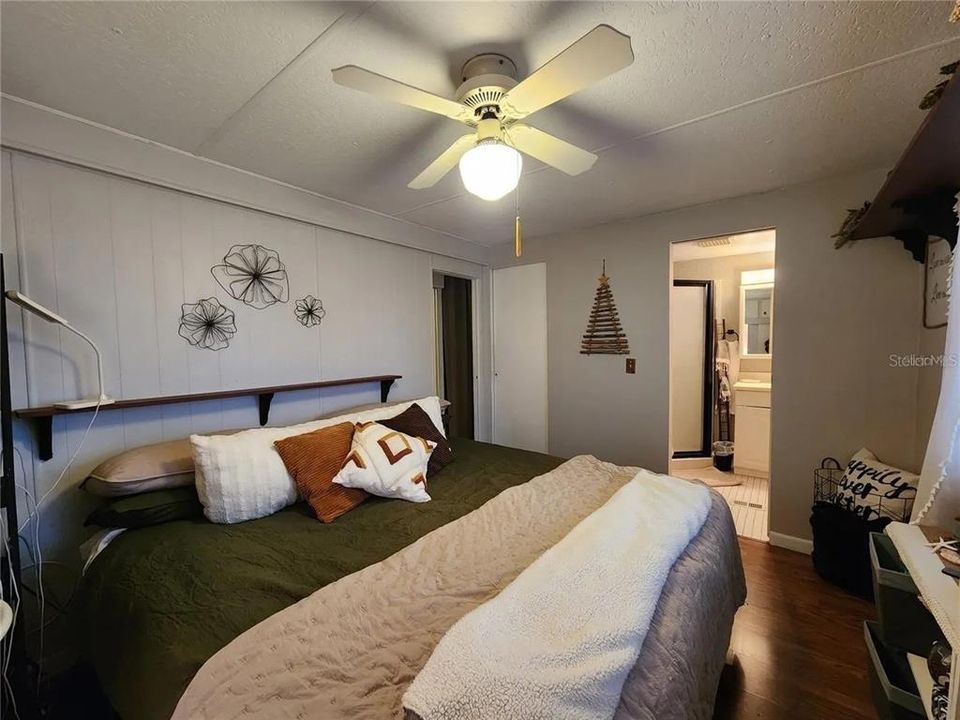 待售: $199,900 (2 贝兹, 2 浴室, 920 平方英尺)