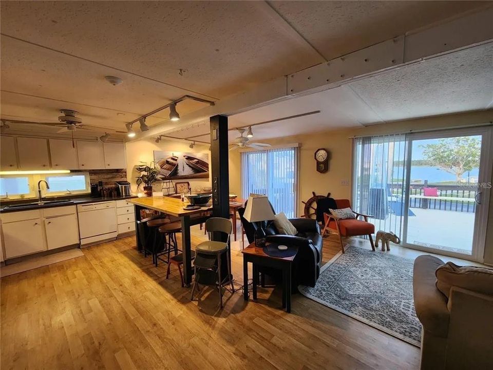 待售: $199,900 (2 贝兹, 2 浴室, 920 平方英尺)