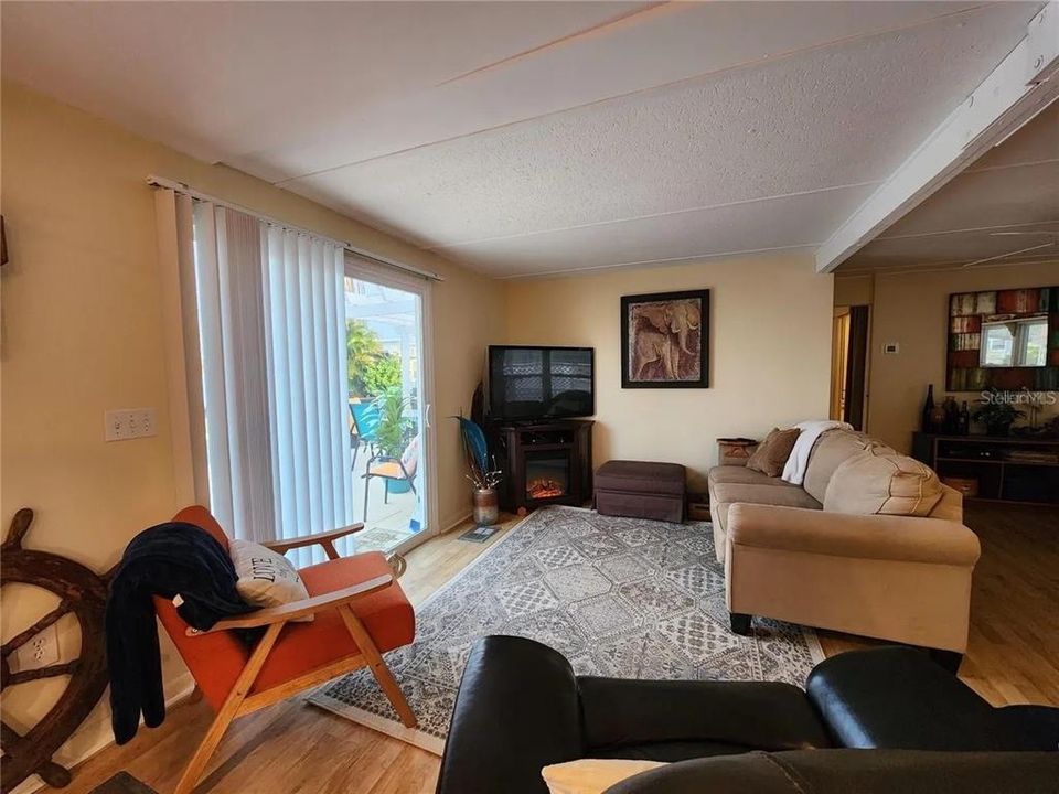 待售: $199,900 (2 贝兹, 2 浴室, 920 平方英尺)