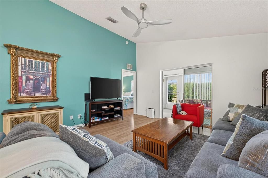 Active With Contract: $2,400 (2 beds, 2 baths, 1062 Square Feet)