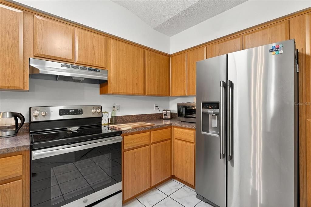 Active With Contract: $2,400 (2 beds, 2 baths, 1062 Square Feet)