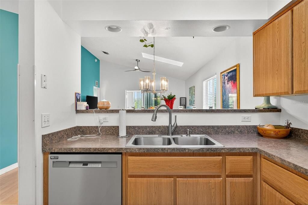 Active With Contract: $2,400 (2 beds, 2 baths, 1062 Square Feet)