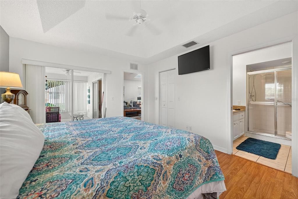 Active With Contract: $2,400 (2 beds, 2 baths, 1062 Square Feet)