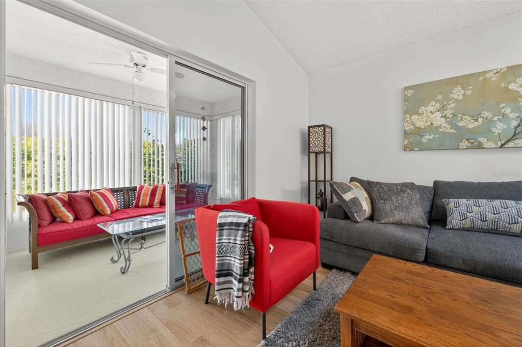 Active With Contract: $2,400 (2 beds, 2 baths, 1062 Square Feet)
