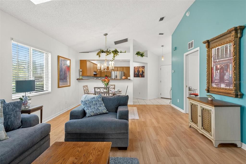 Active With Contract: $2,400 (2 beds, 2 baths, 1062 Square Feet)