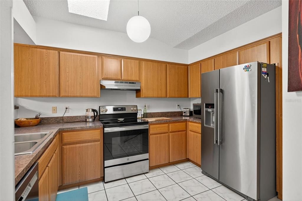 Active With Contract: $2,400 (2 beds, 2 baths, 1062 Square Feet)