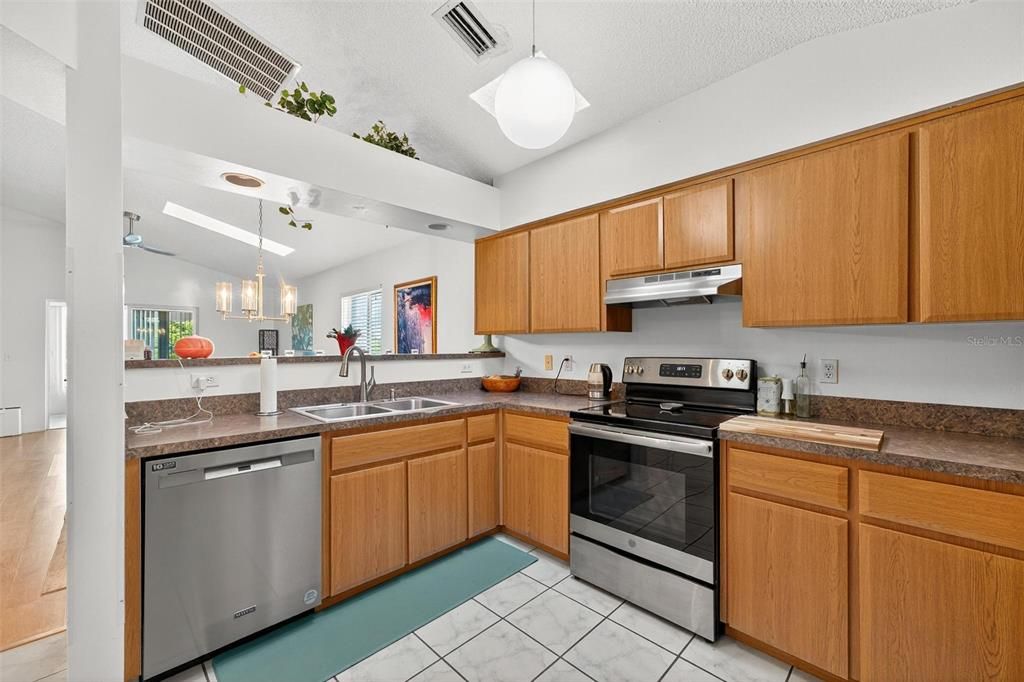 Active With Contract: $2,400 (2 beds, 2 baths, 1062 Square Feet)