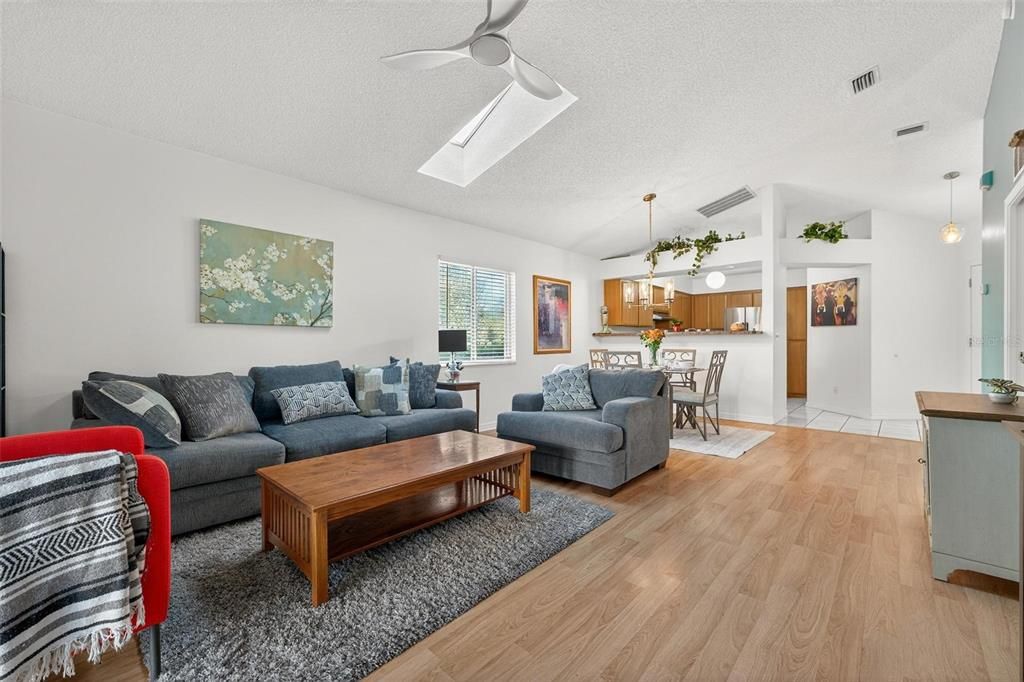 Active With Contract: $2,400 (2 beds, 2 baths, 1062 Square Feet)