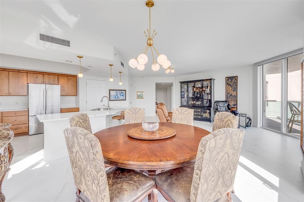 En Venta: $599,000 (3 camas, 3 baños, 2079 Pies cuadrados)