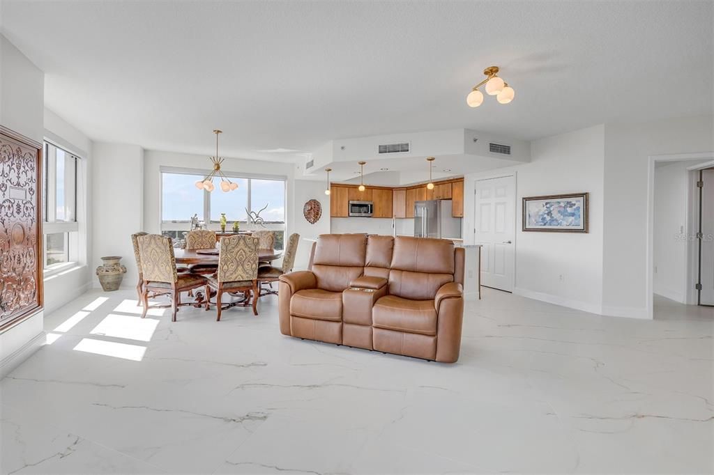 En Venta: $599,000 (3 camas, 3 baños, 2079 Pies cuadrados)