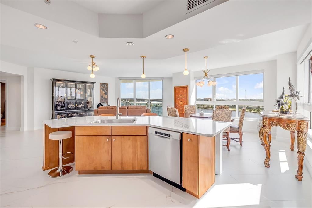 En Venta: $599,000 (3 camas, 3 baños, 2079 Pies cuadrados)