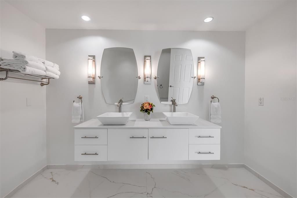 En Venta: $599,000 (3 camas, 3 baños, 2079 Pies cuadrados)