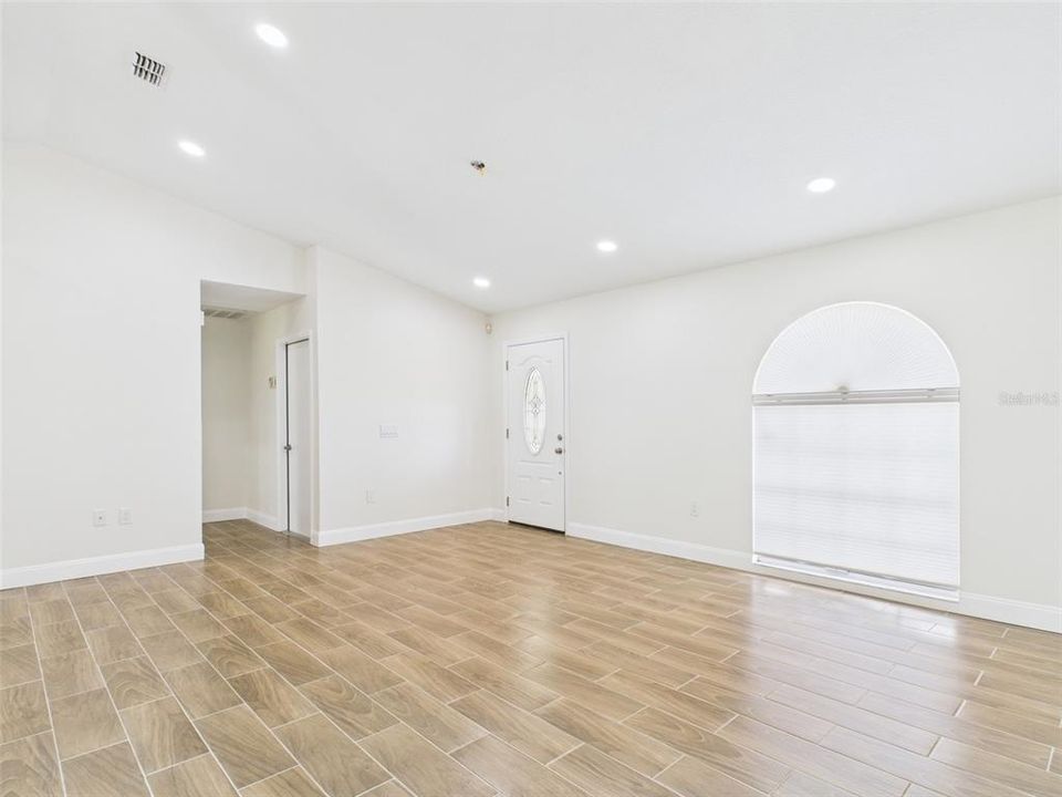 Activo con contrato: $299,900 (3 camas, 2 baños, 1564 Pies cuadrados)