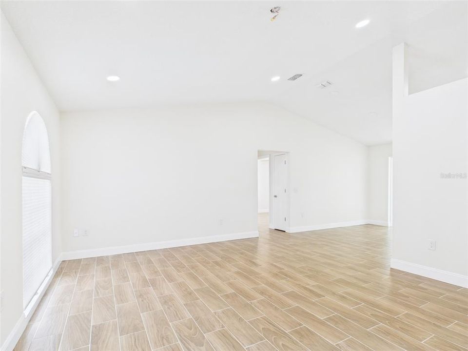 Activo con contrato: $299,900 (3 camas, 2 baños, 1564 Pies cuadrados)