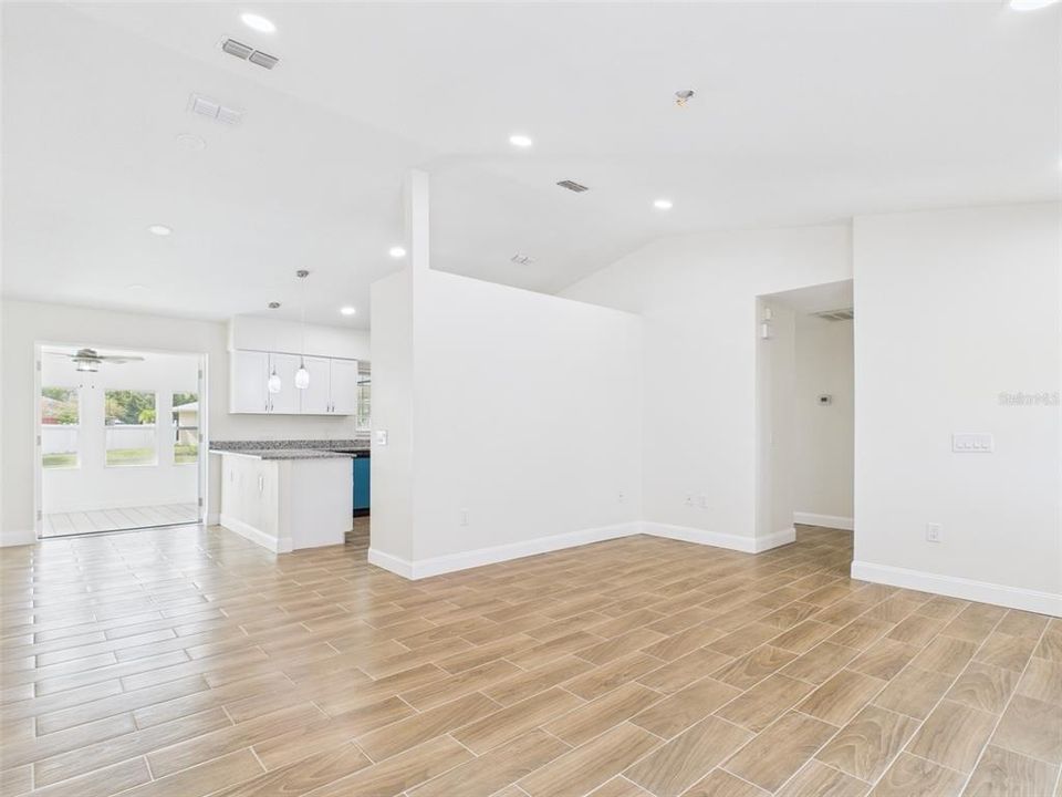 Activo con contrato: $299,900 (3 camas, 2 baños, 1564 Pies cuadrados)