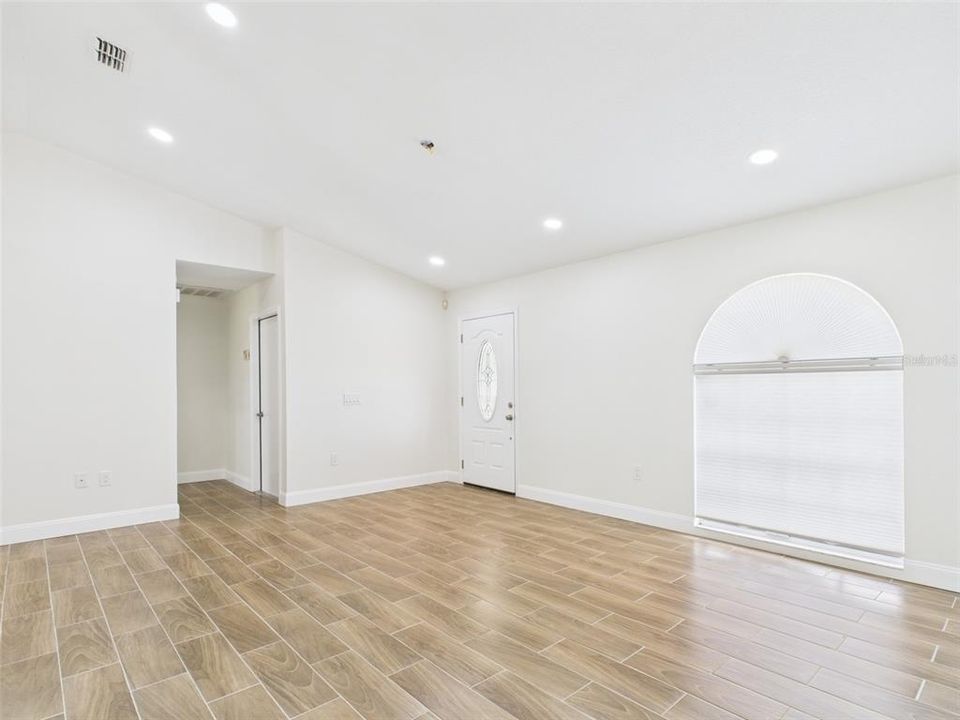 Activo con contrato: $299,900 (3 camas, 2 baños, 1564 Pies cuadrados)