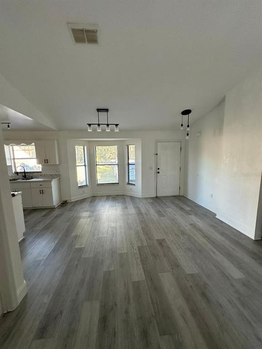 For Rent: $1,700 (3 beds, 2 baths, 1079 Square Feet)