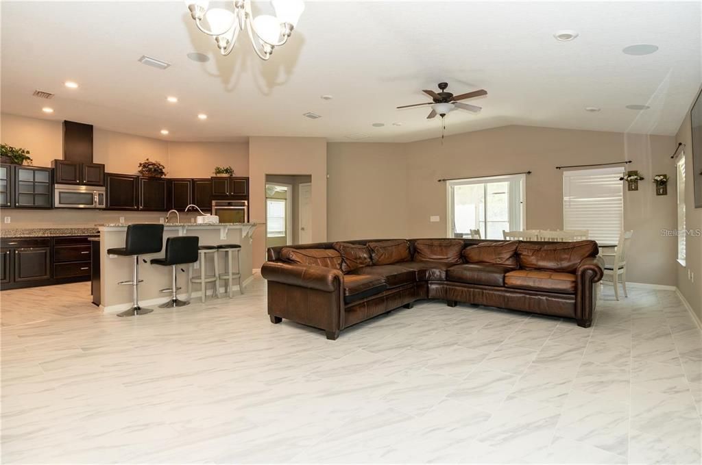 En Renta: $2,400 (4 camas, 2 baños, 1884 Pies cuadrados)