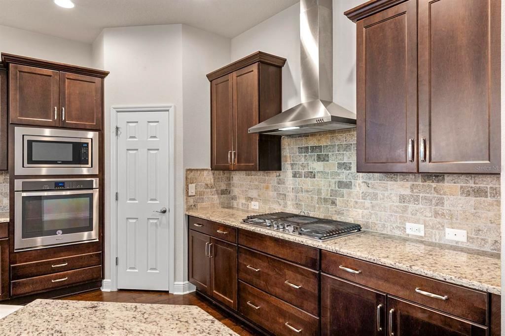 Activo con contrato: $533,000 (3 camas, 3 baños, 2302 Pies cuadrados)