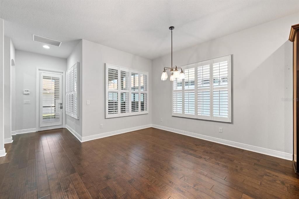 Activo con contrato: $533,000 (3 camas, 3 baños, 2302 Pies cuadrados)