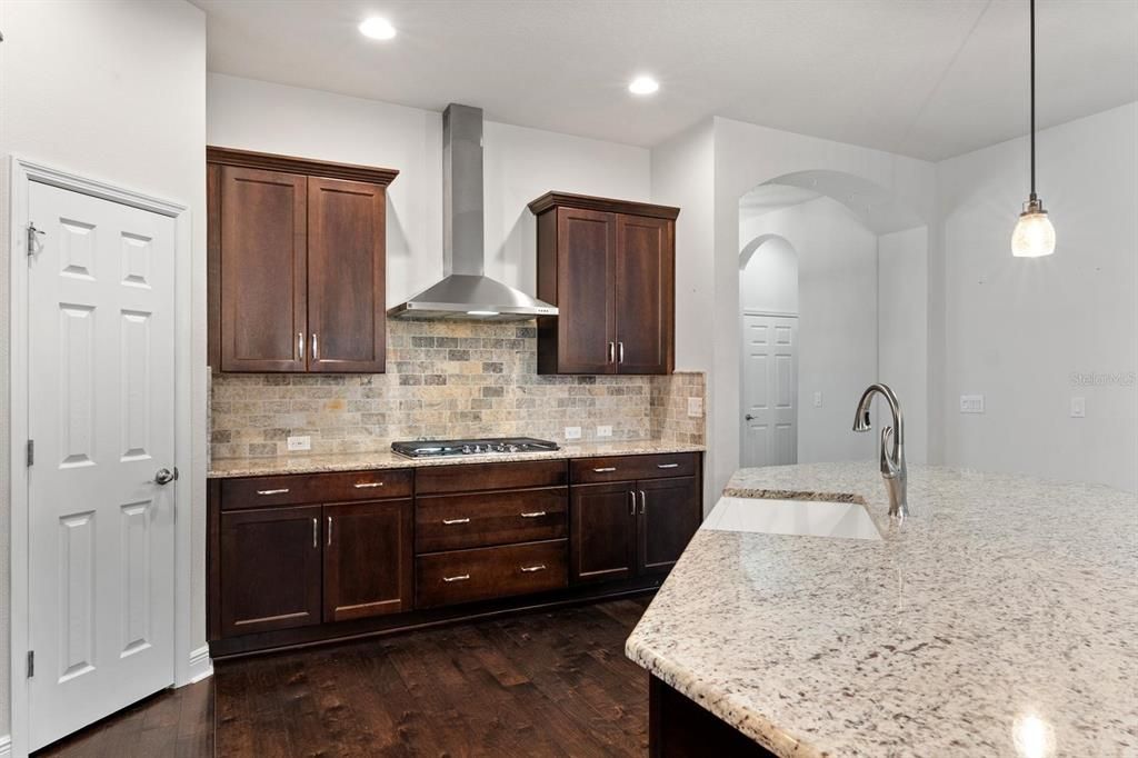 Activo con contrato: $533,000 (3 camas, 3 baños, 2302 Pies cuadrados)