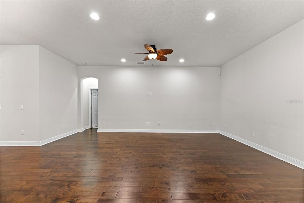 Activo con contrato: $533,000 (3 camas, 3 baños, 2302 Pies cuadrados)