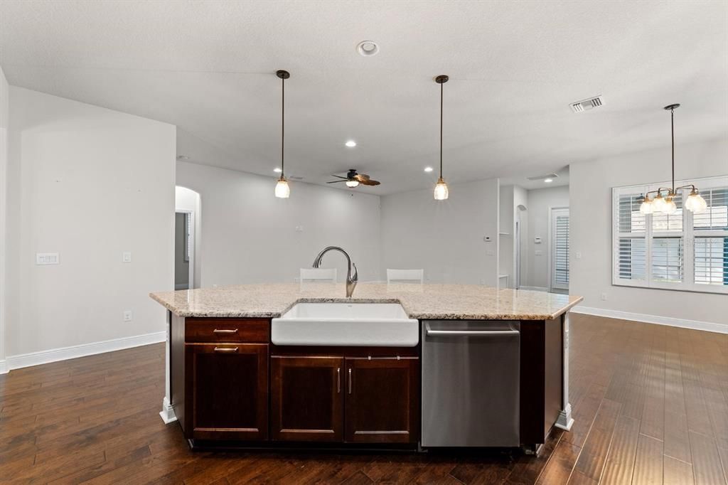 Activo con contrato: $533,000 (3 camas, 3 baños, 2302 Pies cuadrados)