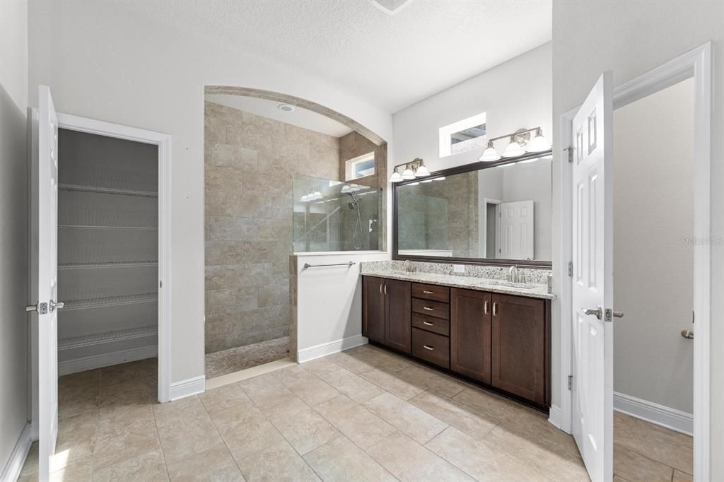 Activo con contrato: $533,000 (3 camas, 3 baños, 2302 Pies cuadrados)