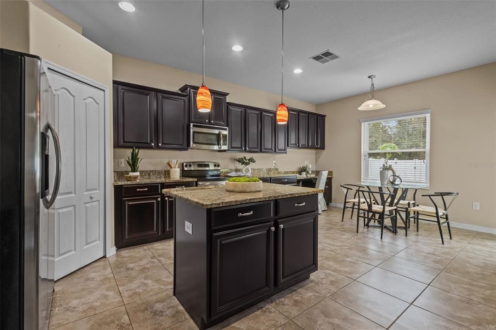 合同活跃: $499,900 (6 贝兹, 3 浴室, 3092 平方英尺)