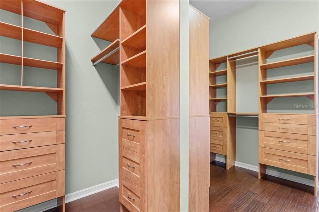 合同活跃: $940,000 (6 贝兹, 4 浴室, 4252 平方英尺)