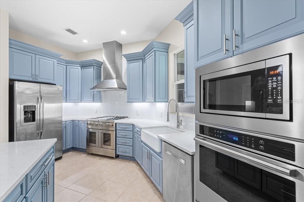 合同活跃: $940,000 (6 贝兹, 4 浴室, 4252 平方英尺)