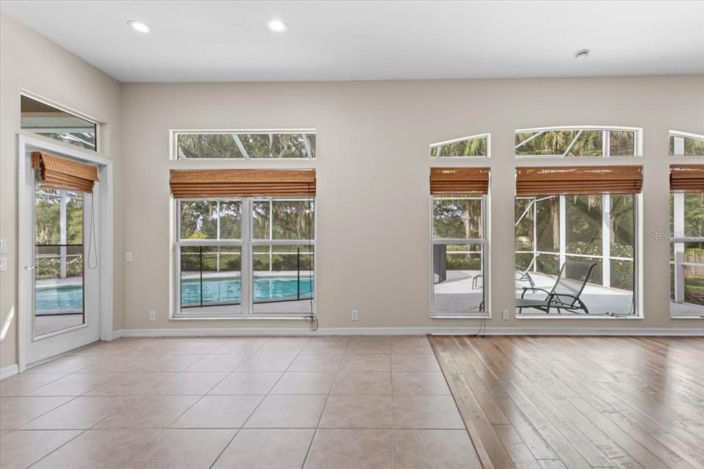 合同活跃: $940,000 (6 贝兹, 4 浴室, 4252 平方英尺)